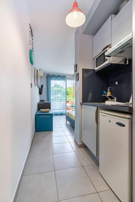 Flamboyant - Studio 2 Personnes Avec Lit De Qualite Hoteliere Separable Pour Couple Ou Amis Avec Tres Belle Terrasse A 12 Min A Pied Ou 4 Min En Voiture Du Lagon De L'Ermitage - St Gilles Les Bains ラ・サリーヌ・レ・バン エクステリア 写真